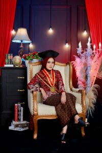 Ghea Daniar, Model Cantik Madura Bergelar Sarjana Hukum